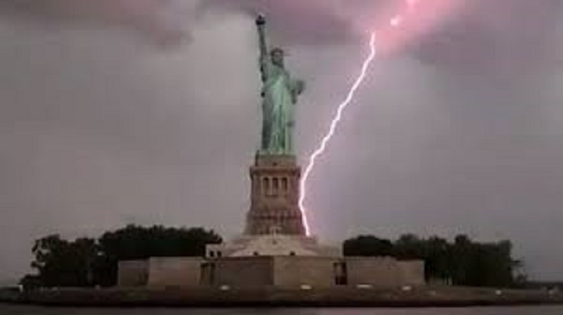 Etats-Unis : ces images de la foudre qui s’abat sur la statue de la liberté font le tour du web (vidéo)