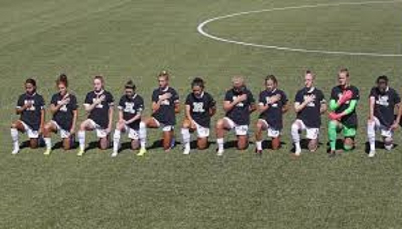 États-Unis : des joueuses de football, genou à terre lors de l’hymne américain