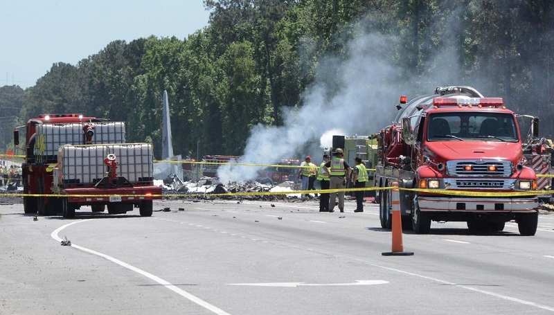 Etats-Unis : le crash d’un avion de l’US Navy provoque un important incendie dans une ville (vidéo)