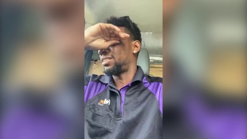 États-Unis : un chauffeur noir FedEx en larmes après s’être fait insulter et cracher dessus