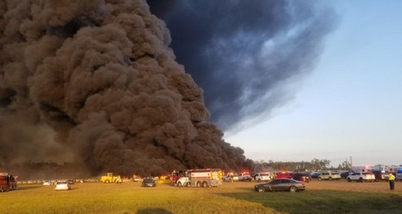 États-Unis : un gigantesque incendie détruit 3500 voitures dans un aéroport (images)