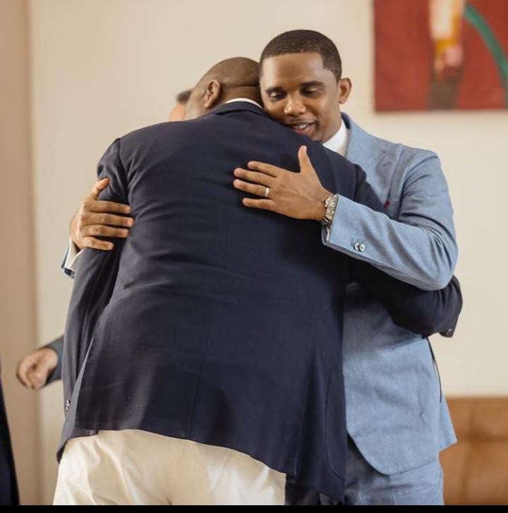 Stars : cette accolade entre Samuel Eto’o et Hamed Bakayoko fait la Une de la toile (photos)