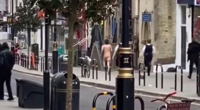 Étrange course-poursuite hivernale entre la police et un homme nu (vidéo)