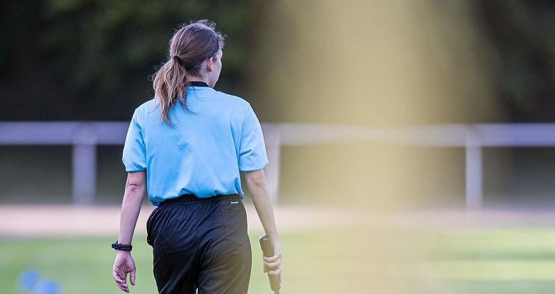 Football / Scandale : une femme arbitre se fait frapper et insulter à cause d’un carton rouge