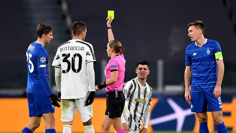 Football : le meilleur arbitre du monde est une femme !