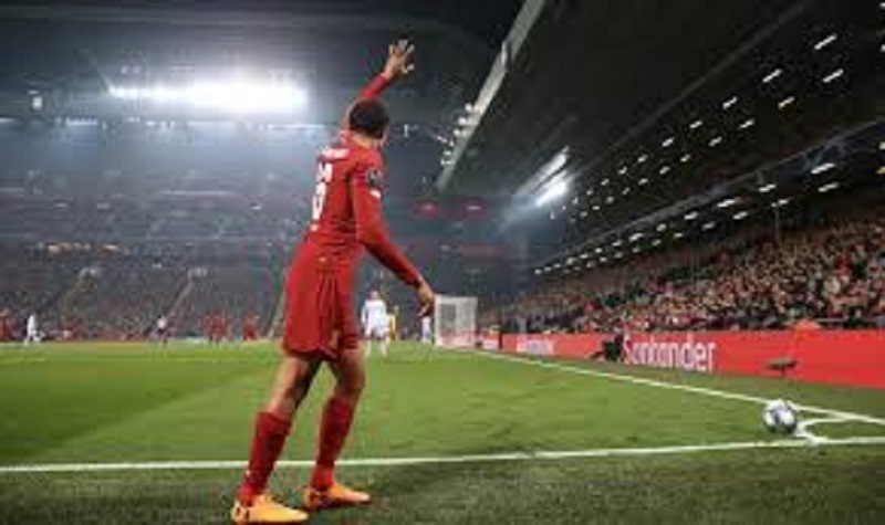 Voici pourquoi les joueurs lèvent le bras quand ils tirent un corner