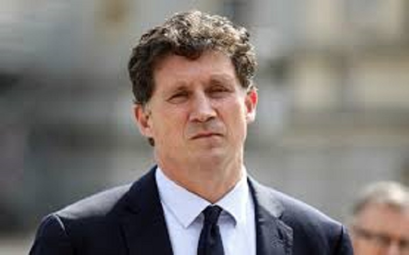 Fou rire en Irlande : le chef du Parti vert surpris en train de siester lors d’un vote au Parlement (vidéo)