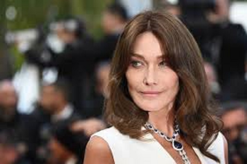 France : Carla Bruni se moque de Julie Gayet, « trompée » par François Hollande