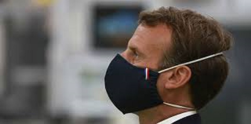 France : Emmanuel Macron porte le même masque que la reine Elizabeth II