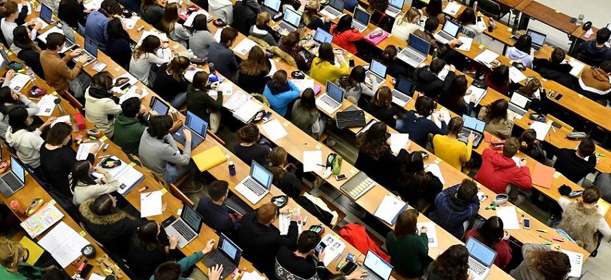 Un professeur oublie de couper son micro et déclare qu’il prépare «un examen de p*te»