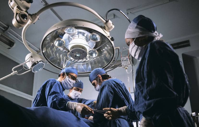 France : L’oubli d’une compresse provoque une double amputation de son patient ; le chirurgien condamné