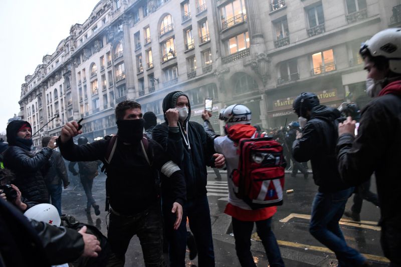 France / Paris : Vitrines brisées, violences et charges policières la fin de la manifestation contre la réforme des retraites