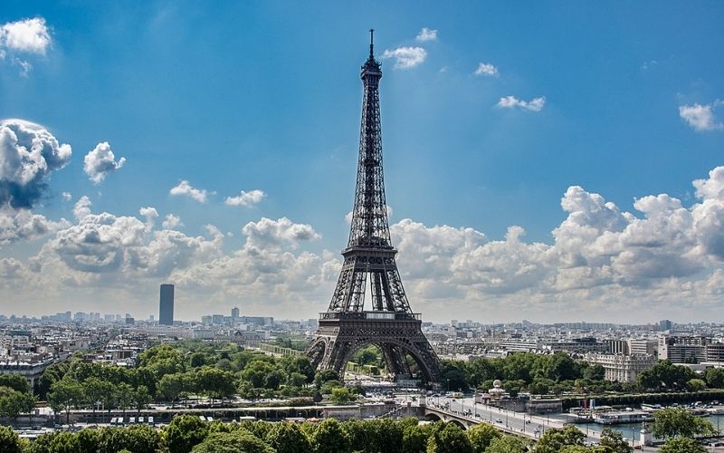 France : un tronçon d’un escalier de la tour Eiffel adjugé à une somme exorbitante aux enchères