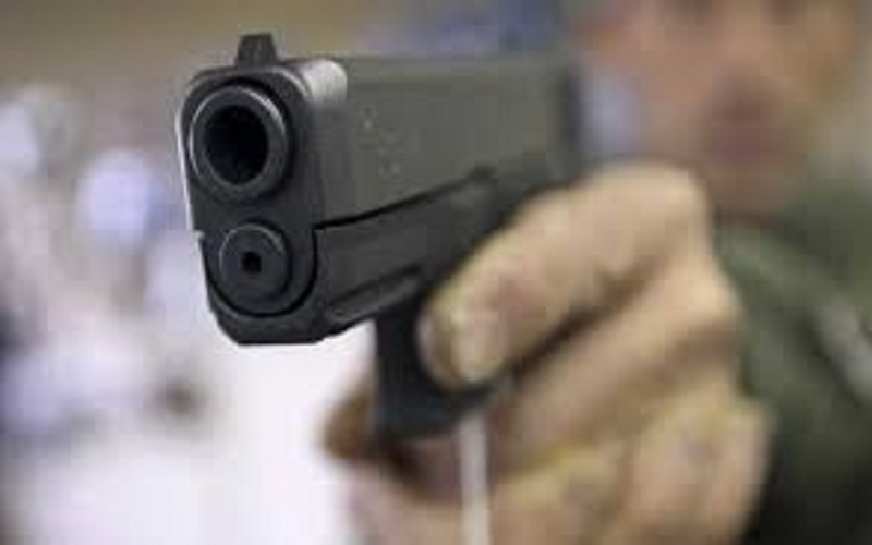 France : armés d’un pistolet, ils tentent de braquer un commerçant, mais se font prendre par lui