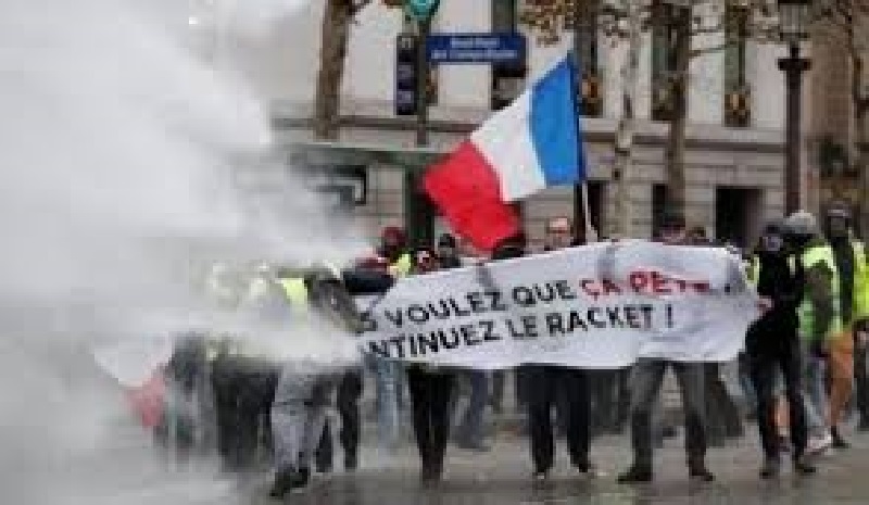 France : des affrontements entre manifestants et la police ce 14 juillet à la place de la Bastille
