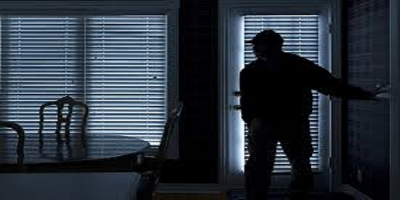France : elle se réveille en pleine nuit et trouve un cambrioleur et 3 policiers chez elle