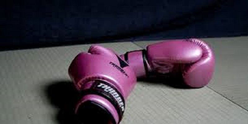 France : il amène des gants de boxe au commissariat pour se battre avec le policier qui l’a verbalisé