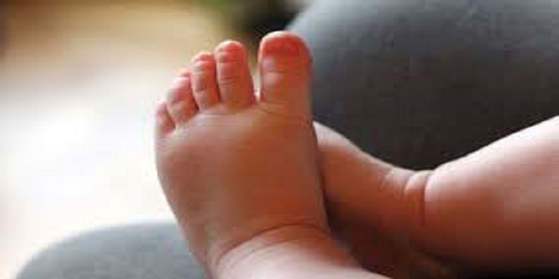 Un homme frappe un bébé devant son père avant de tenter de le voler