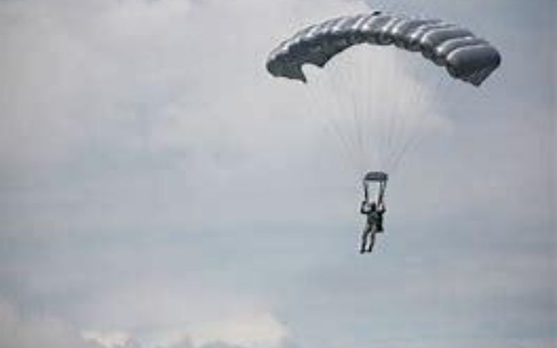 France : largué au mauvais endroit, un régiment de parachutistes se retrouve « perché » dans un bois