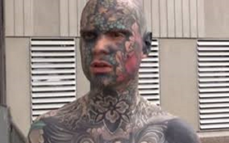 France : le corps de cet enseignant inondé de tatouage (vidéo)