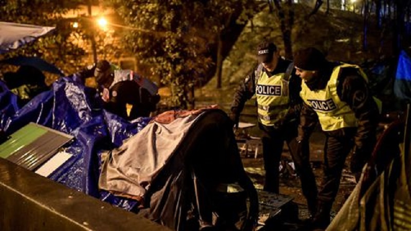 France: plus de 1000 migrants évacués dans un camp de fortune à Paris