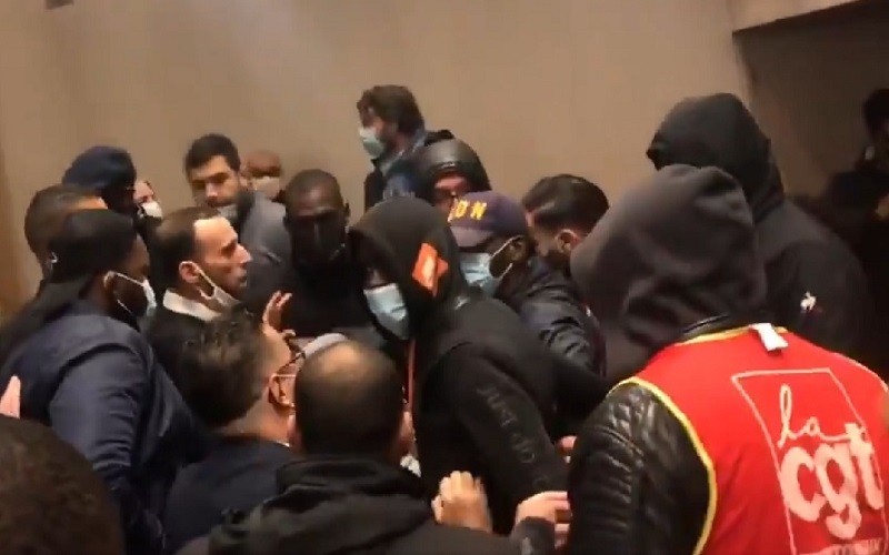 France : plusieurs individus agressent des élus en plein conseil municipal (vidéo)