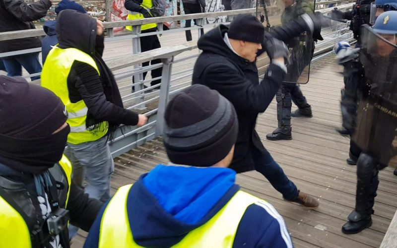 France: prison ferme pour le « boxeur » gilet jaune