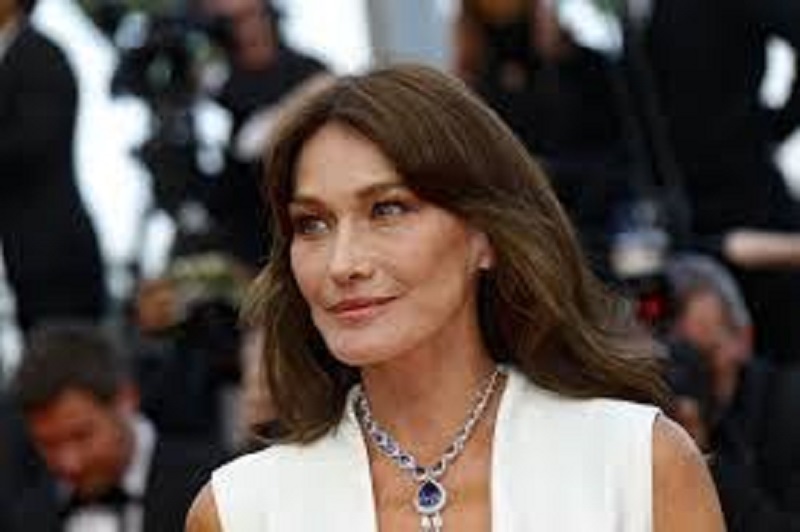 Carla Bruni : la femme de Sarkozy montre son visage sans maquillage pour ses 53 ans