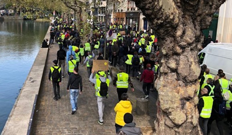 France : un Gilet jaune condamné pour avoir filmé les fesses d’une policière
