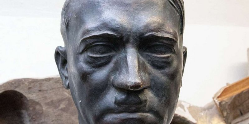France : un buste d’Hitler et un drapeau nazi retrouvés dans les caves du Sénat