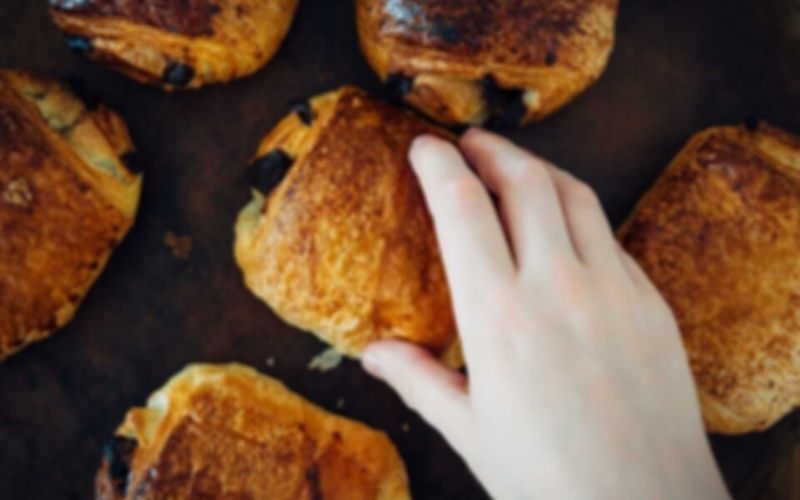 France : un homme arrêté après avoir mangé du pain au chocolat ; la police s’explique