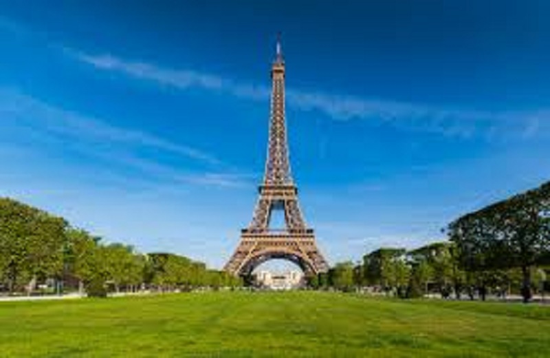 France : une alerte à la bombe ; la tour Eiffel évacuée