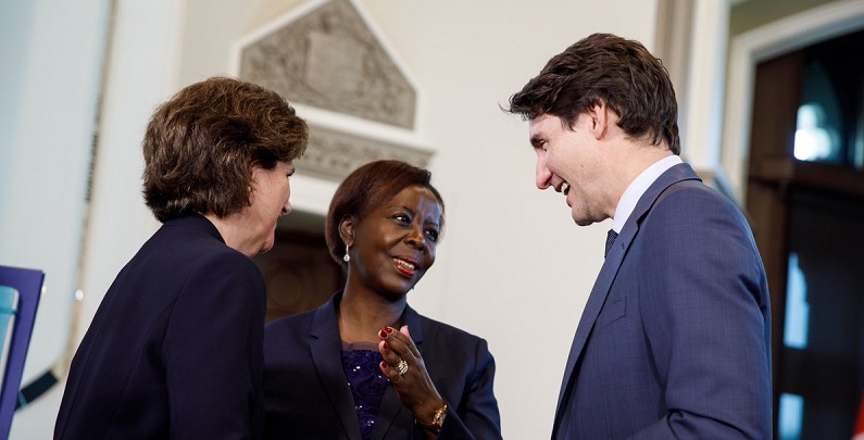 Francophonie : la garde rapprochée de la Rwandaise Louise Mushikiwabo