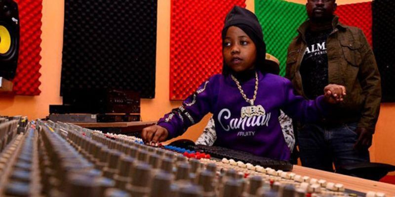 Fresh Kid : ce rappeur de 8 ans fait écho en Ouganda avec des chansons sur la pauvreté