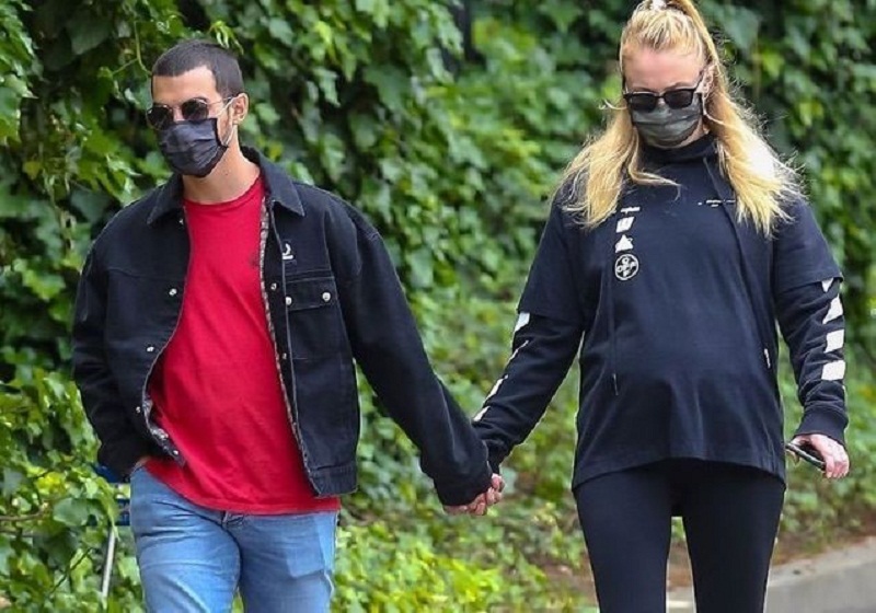 Game of Thrones : Sophie Turner enceinte de Joe Jonas, elle dévoile enfin son baby bump