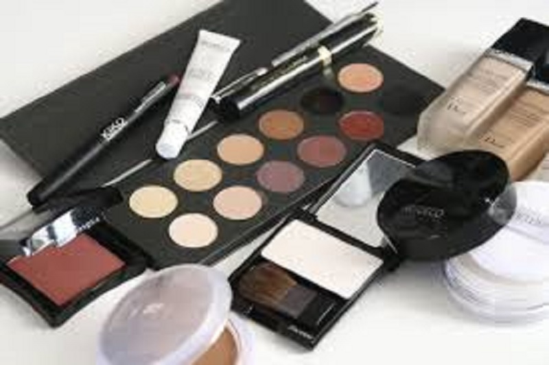 Gels, crèmes, maquillages : une nouvelle alerte sur la toxicité des cosmétiques lancée