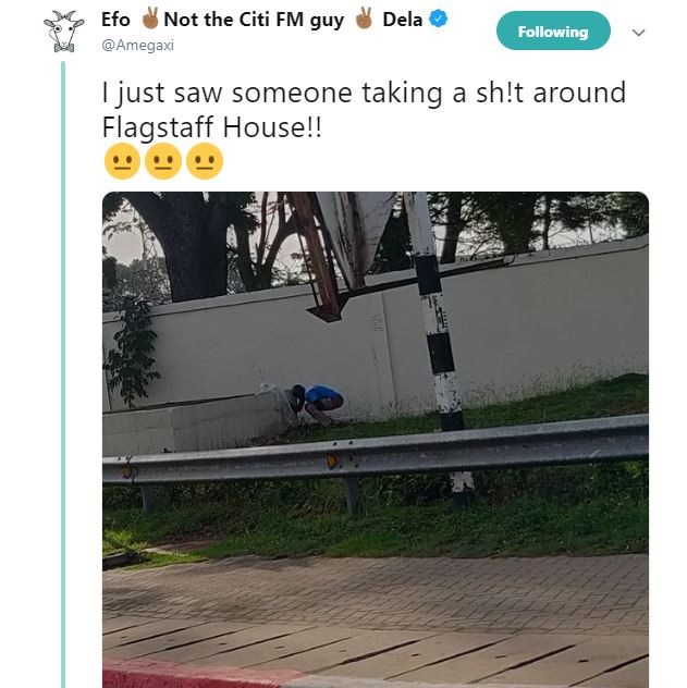 Ghana : Un homme surpris en train de chier contre le mur du palais de la présidence provoque des réactions (photo)