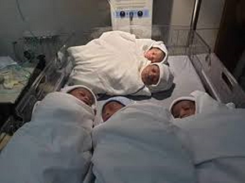 Ghana : après 20 ans de mariage sans enfants, une femme accouche des quintuplés