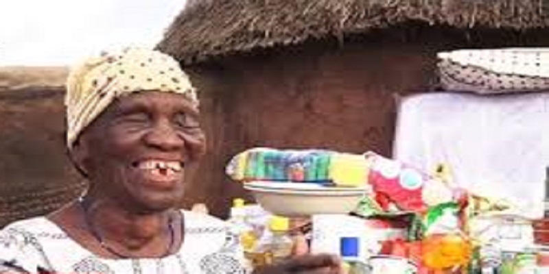 Ghana : bonne nouvelle pour la vieille femme dont le plus grand rêve était de dormir sur un matelas avant de mourir (vidéo)