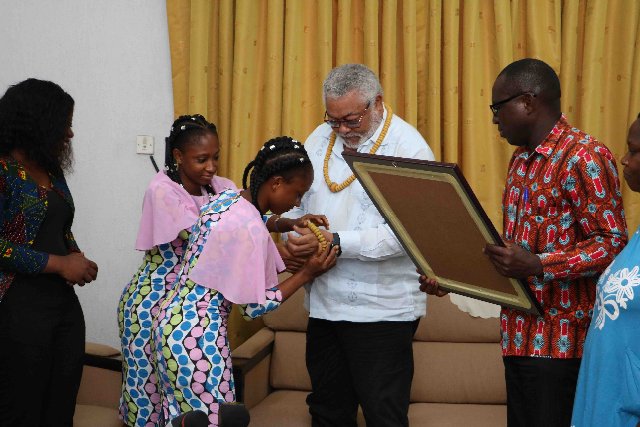 Ghana : des sœurs siamoises séparées il y a 20 ans expriment leur gratitude à l’ex-président Rawlings