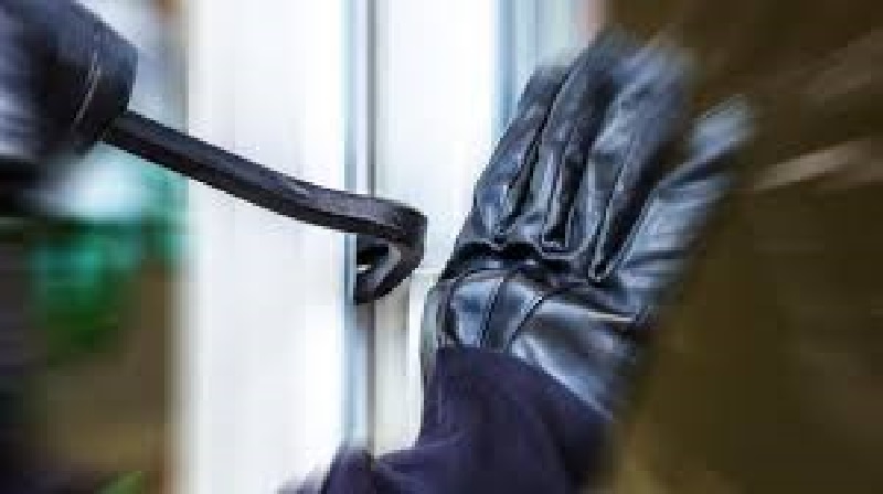 Un voleur pénètre dans une maison et agresse sexuellement une fillette de 7 ans