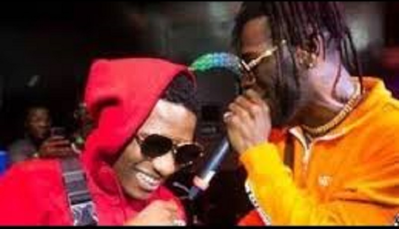 Burna Boy : ce moment adorable où Wizkid fait irruption à son concert au Hollywood Bowl (vidéo)