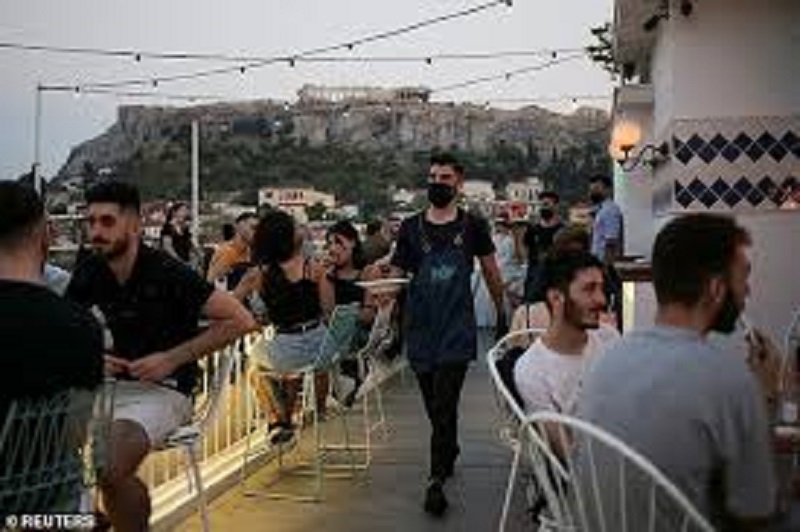 Grèce / Covid-19 : Athènes et Thessalonique plongent dans le couvre-feu