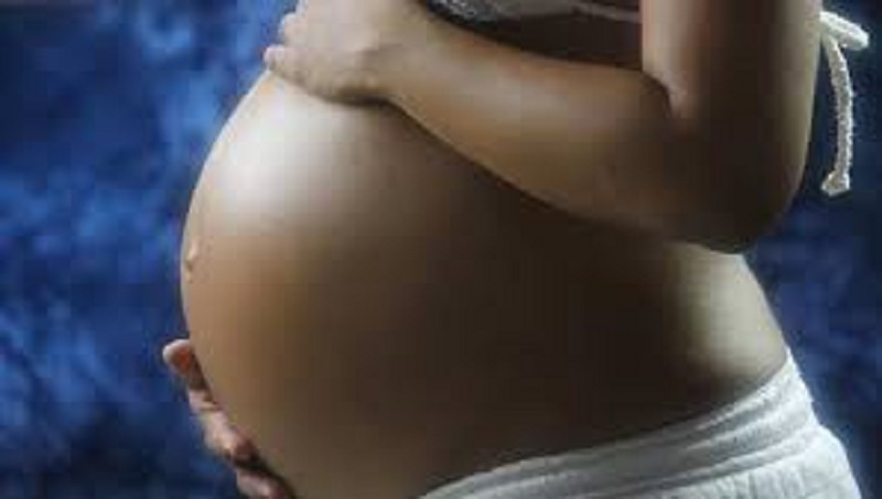 Guinée : une femme accouche en pleine rue à cause du couvre-feu