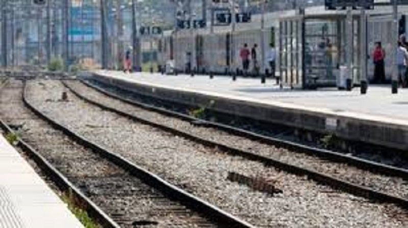 Un train pour Paris heurte un arbre ; ce qui s’est passé ensuite