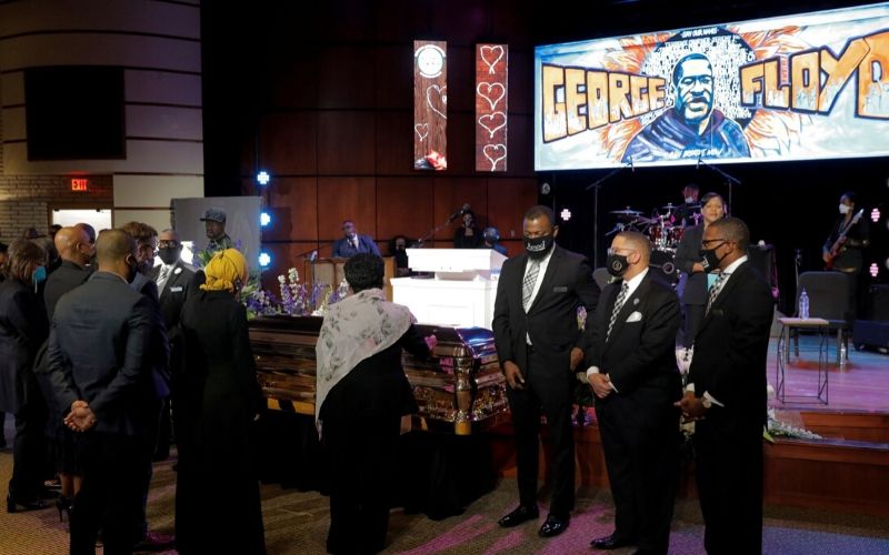 Hommage à George Floyd : les pleurs du maire de Minneapolis devant son cercueil (vidéo)