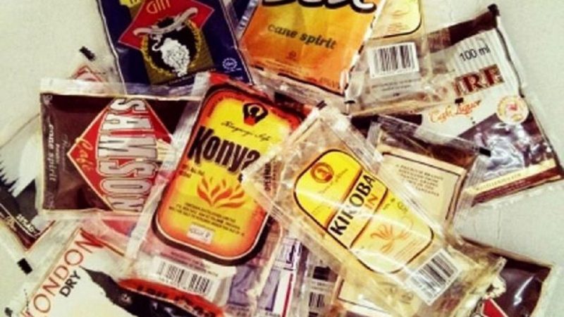 Ouganda : ces raisons qui ont poussé le gouvernement à interdire l’alcool en sachet plastique