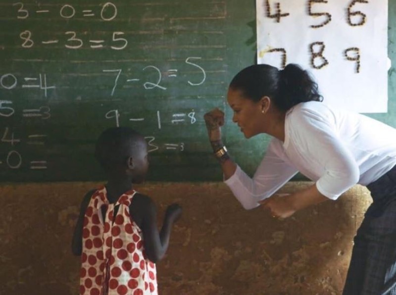 Insolite/Pas facile d’enseigner : retrouvez la faute commise par Rihanna sur le tableau (image)