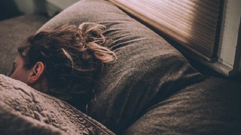 Il appelle la police après avoir étranglé sa compagne dans son sommeil