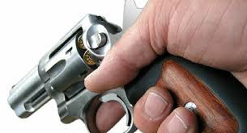 Il apporte un revolver à un rendez-vous galant et tire par mégarde sur sa petite amie